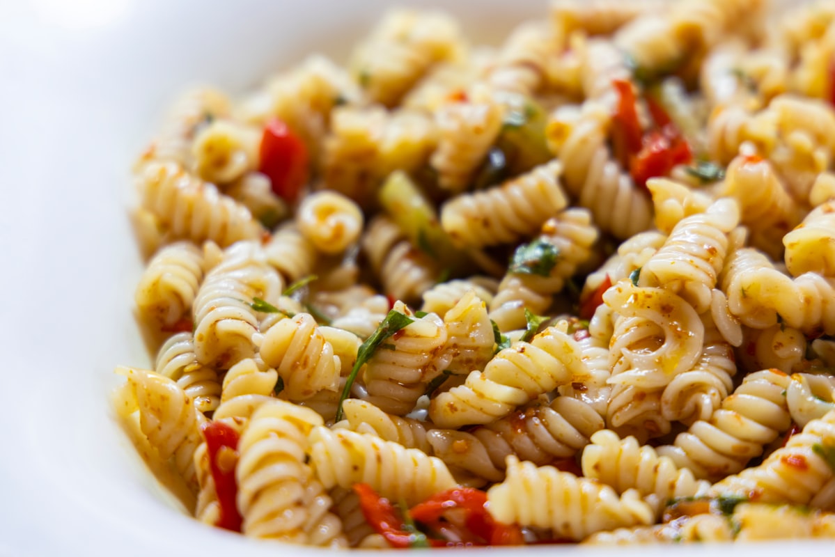 Insalata di riso integrale con verdure fresche di stagione