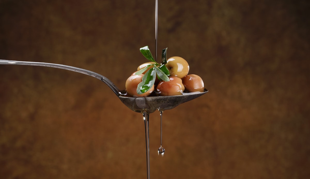 Zuppa di legumi e verdure con erbe aromatiche